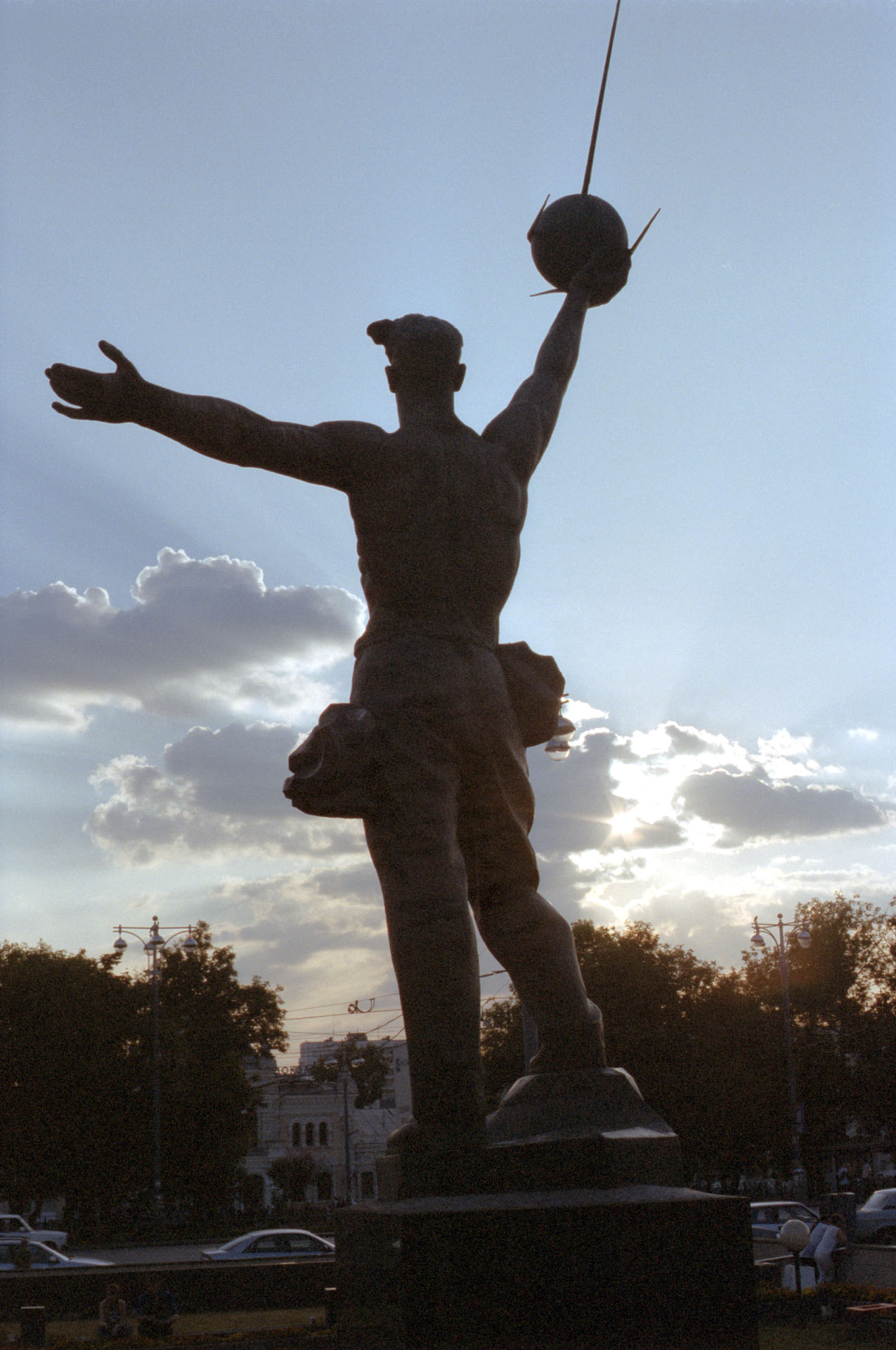 Rizhsky Railway Station / Monument to PS-1 "Sputnik-1"